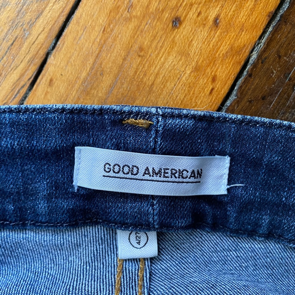 Cropped leg Good American jeans.